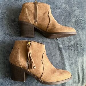 J Adams Faux Suede Side Zip Boots Tassle Pull Ankle Boots. Brown EUC Sz 9